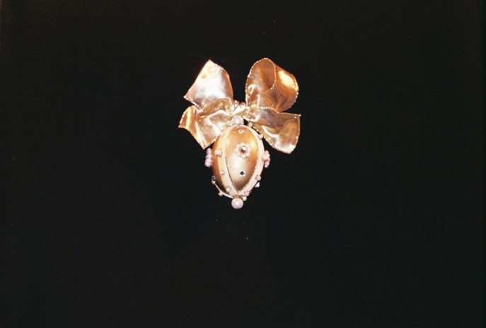 Eggbertani in Ecru with pearl flower